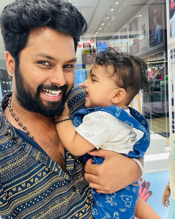 மகன் துருவின் முகத்தை முதல் முறையாக காட்டிய கயல் சீரியல் நடிகை அபிநவ்யா - தீபக் தம்பதிகள்.! 9