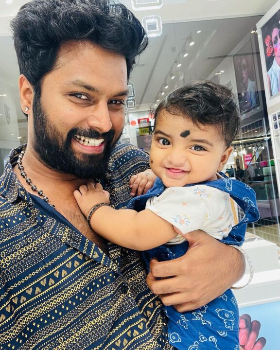மகன் துருவின் முகத்தை முதல் முறையாக காட்டிய கயல் சீரியல் நடிகை அபிநவ்யா - தீபக் தம்பதிகள்.! 11