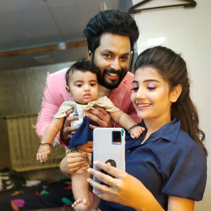 மகன் துருவின் முகத்தை முதல் முறையாக காட்டிய கயல் சீரியல் நடிகை அபிநவ்யா - தீபக் தம்பதிகள்.! 7