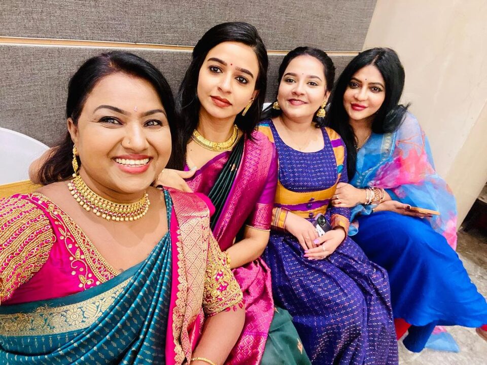 திடீரென நடந்து முடிந்த பாக்கியலட்சுமி சீரியல் நடிகை மகனின் திருமணம்.! ஆல்பம் இதோ..! 17