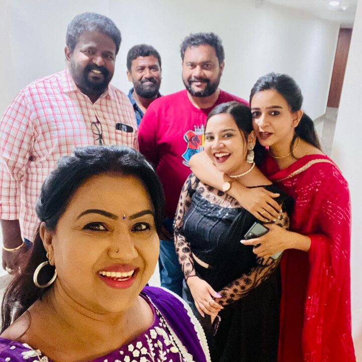 திடீரென நடந்து முடிந்த பாக்கியலட்சுமி சீரியல் நடிகை மகனின் திருமணம்.! ஆல்பம் இதோ..! 13
