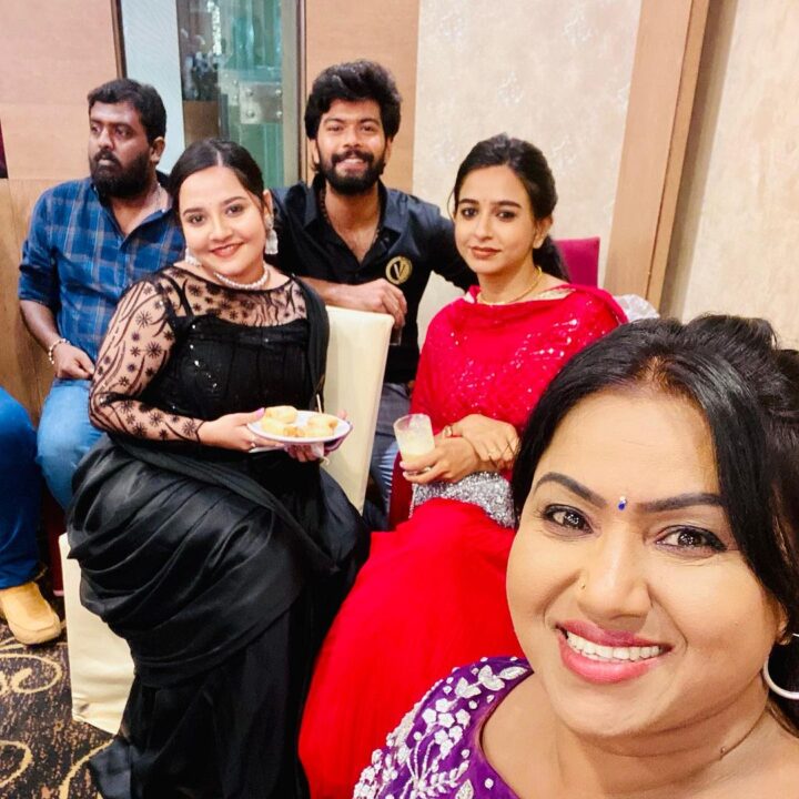திடீரென நடந்து முடிந்த பாக்கியலட்சுமி சீரியல் நடிகை மகனின் திருமணம்.! ஆல்பம் இதோ..! 11