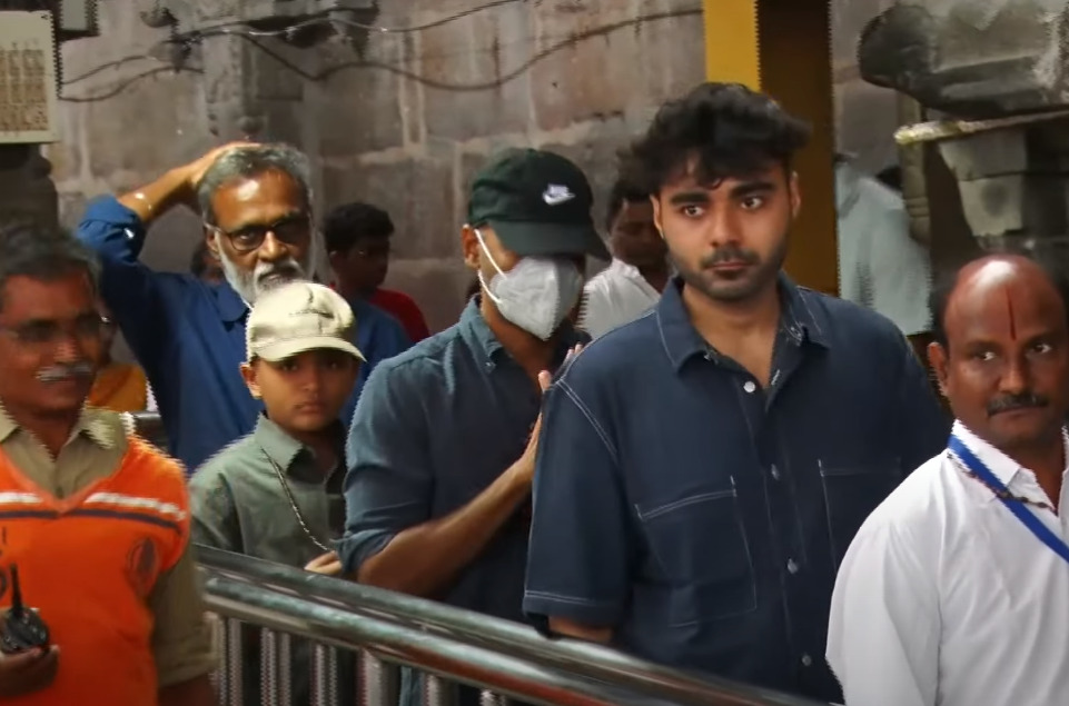 கழுத்தில் ருத்ராட்சம், தலையில் மொட்டை.! மகன்களுடன் திருப்பதியில் மொட்டை போட்ட தனுஷ்.! 5