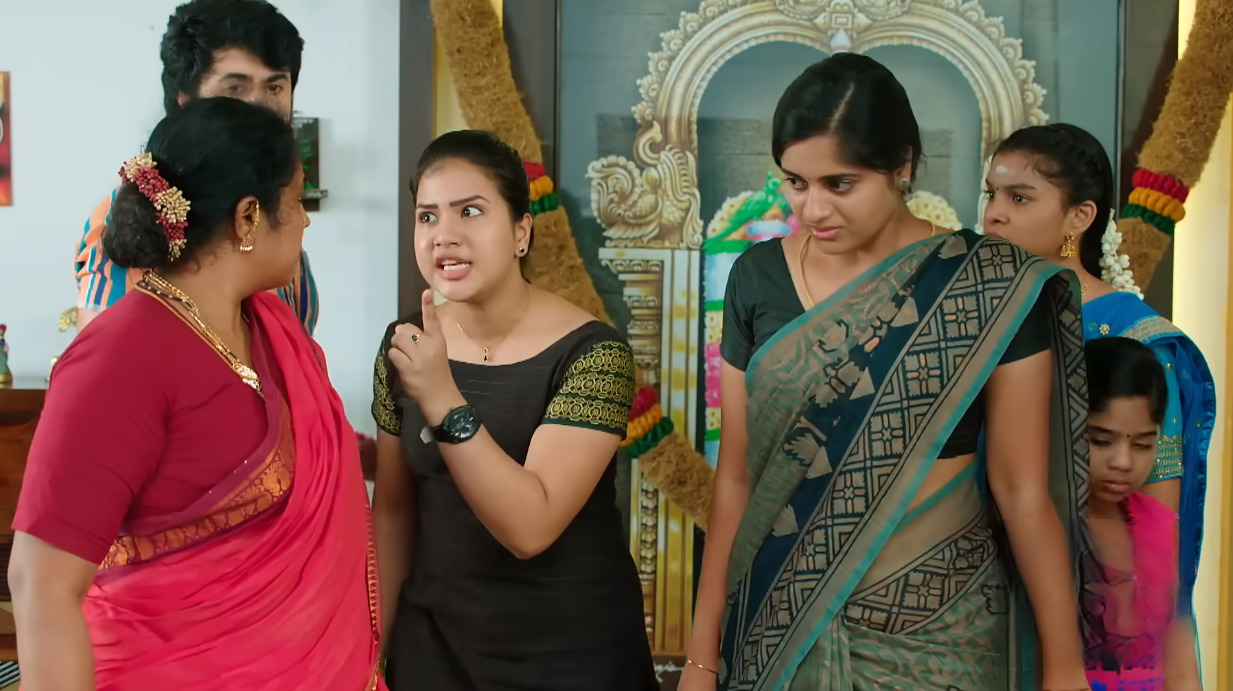 கைகலப்பாக மாறிய ஆதி குணசேகரன் வீடு.! ஜான்சி ராணியை வெளுத்து வாங்கிய தர்ஷினி.! 3