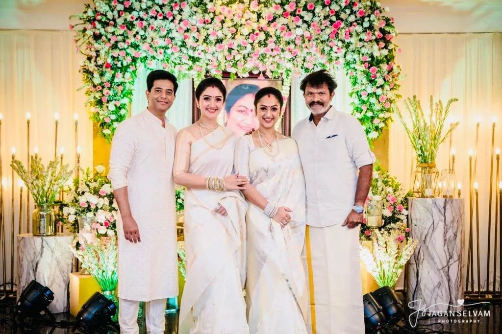நடிகை மஞ்சுளாவின் 10-வது நினைவு நாள்.! குடும்பத்துடன் அஞ்சலி செலுத்திய நடிகர் விஜயகுமார்.! 9