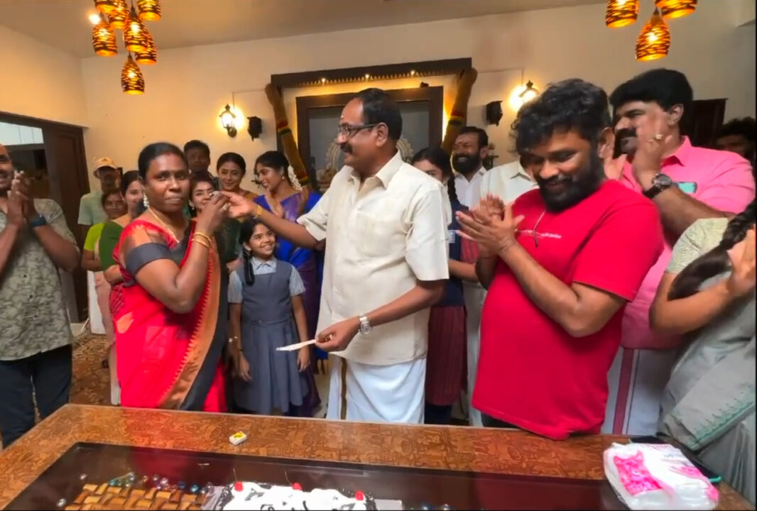 எதிர்நீச்சல் மாரிமுத்துவின் 57வது பிறந்தநாள்.! ஒட்டுமொத்த சீரியல் குழுவும் கேக் வெட்டி கொண்டாட்டம்.! 5