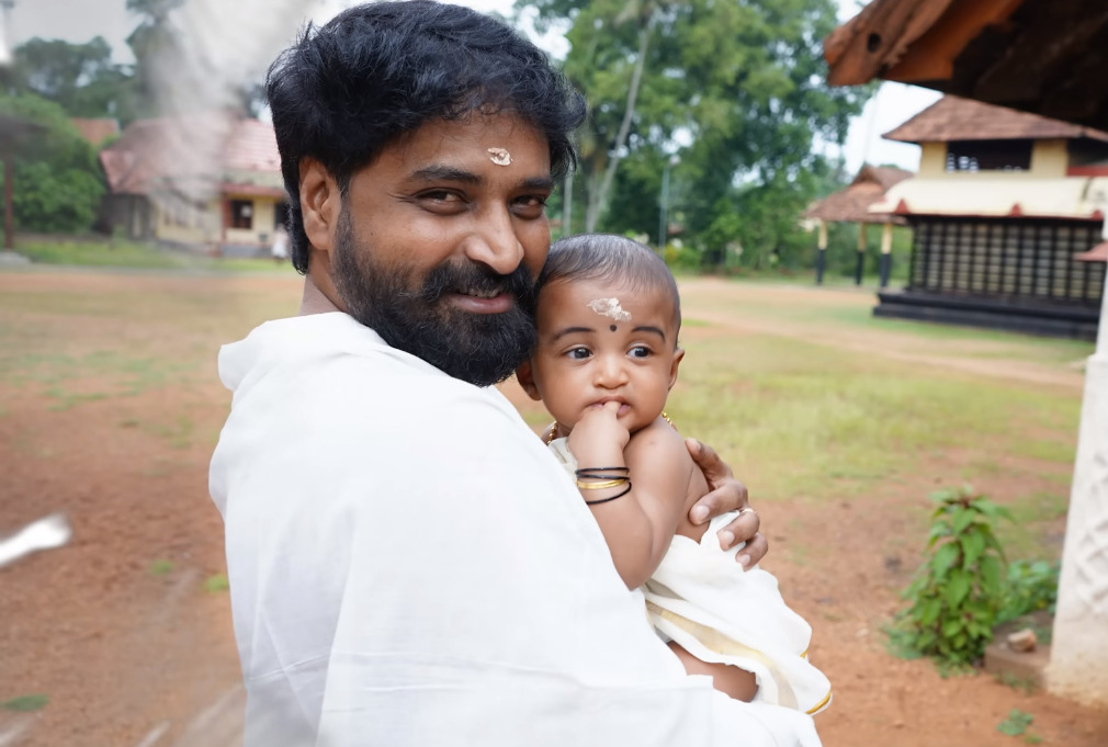 கோவிலில் வைத்து மகனுக்கு முதல் முறையாக சோறு ஊட்டிய மிர்ச்சி செந்தில் ஸ்ரீஜா தம்பதிகள்.! 13