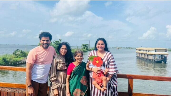 ஒரு வயதை நிறைவு செய்த நமீதாவின் இரட்டை குழந்தைகள்.! கேரளாவில் சாமி தரிசனம் செய்த நமீதா.! 3