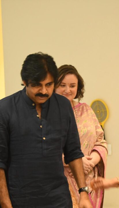 இந்த காதலும் கசந்து விட்டதா? தனது 3வது மனைவியை பிரியும் பவன் கல்யாண்? தீயாக பரவும் தகவல்.! 3