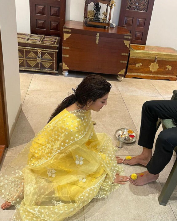 கணவருக்கு பாத பூஜை செய்த சகுனி பட ஹீரோயின்.! ட்ரோல் பண்ணிக்கோங்க கவலை இல்லை.! 3