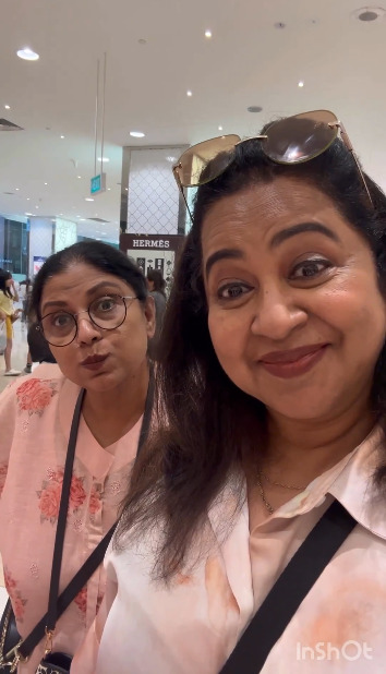 சிங்கப்பூரில் ஸ்ரீப்ரியாவுடன் சேர்ந்து கொண்டு செம்ம அலப்பறை செய்யும் ராதிகா சரத்குமார்.! 3
