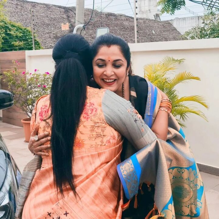தனது மகனுடன் நடிகை ரோஜா வீட்டுக்கு சென்ற ரம்யாகிருஷ்னன்.! அழகிய வீடியோ இதோ.! 7