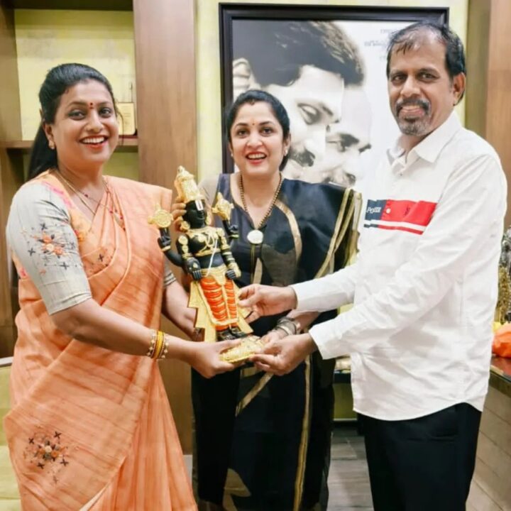 தனது மகனுடன் நடிகை ரோஜா வீட்டுக்கு சென்ற ரம்யாகிருஷ்னன்.! அழகிய வீடியோ இதோ.! 5