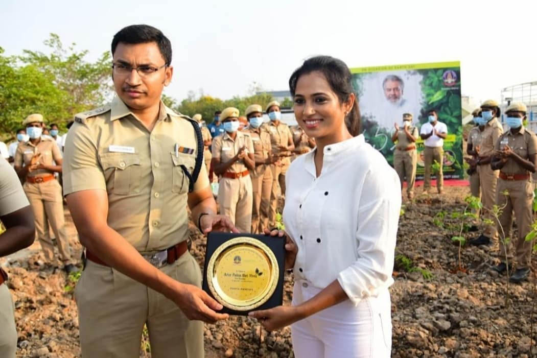 மறைந்த சின்ன கலைவாணர் விவேக் நினைவாக மரக்கன்றுகள் நட்ட ரம்யா பாண்டியன்.! 13