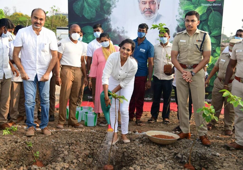 மறைந்த சின்ன கலைவாணர் விவேக் நினைவாக மரக்கன்றுகள் நட்ட ரம்யா பாண்டியன்.! 11