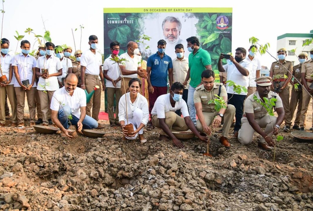 மறைந்த சின்ன கலைவாணர் விவேக் நினைவாக மரக்கன்றுகள் நட்ட ரம்யா பாண்டியன்.! 9