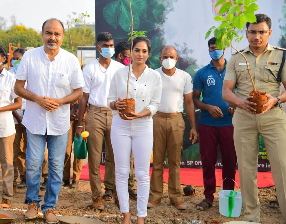 மறைந்த சின்ன கலைவாணர் விவேக் நினைவாக மரக்கன்றுகள் நட்ட ரம்யா பாண்டியன்.! 5
