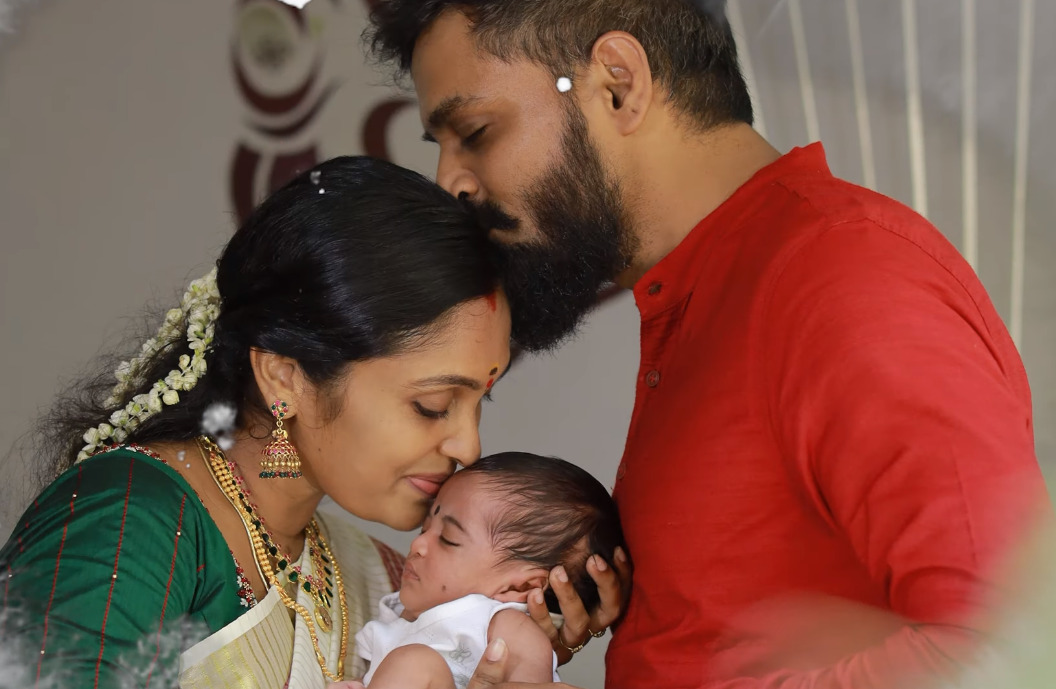 9 ஆண்டுகளுக்கு பின் பிறந்த மகன்.! முதல் முறையாக மகனின் முகத்தை காட்டிய செந்தில் ஸ்ரீஜா.! 25