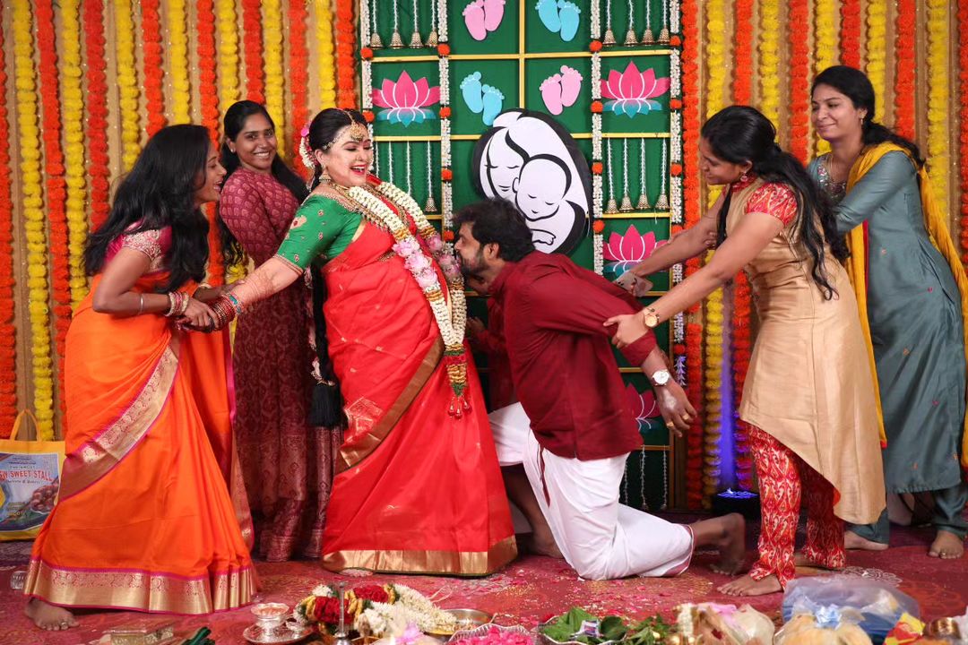 கர்ப்பமாக இருப்பதை அறிவித்த சந்திரலேகா சீரியல் நடிகை ஸ்வேதா.! வளைகாப்பு புகைப்படங்கள் இதோ.! 11