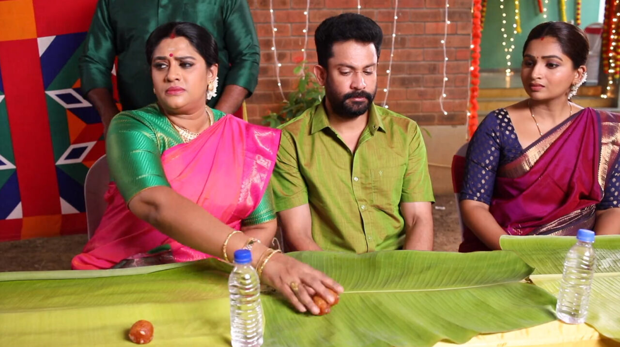 தனக்கு வைத்த இனிப்பை எடுத்து தமிழுக்கும் சரஸ்வதிக்கும் வைத்த கோதை.! அழகான ப்ரோமோ.! 3