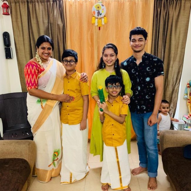 தனது கணவர் மற்றும் குழந்தைகளுடன் தமிழும் சரஸ்வதியும் சீரியல் நடிகை மீரா கிருஷ்ணன்.! 3