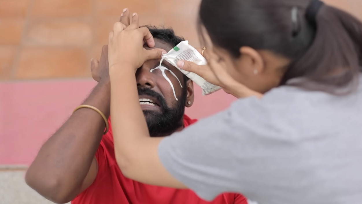 வெற்றிக்கு கண்ணில் அடிபட்டவுடன் துடிதுடித்து போன அபி.! உண்மையான காதல்ன்னா இதுதான்.! 3