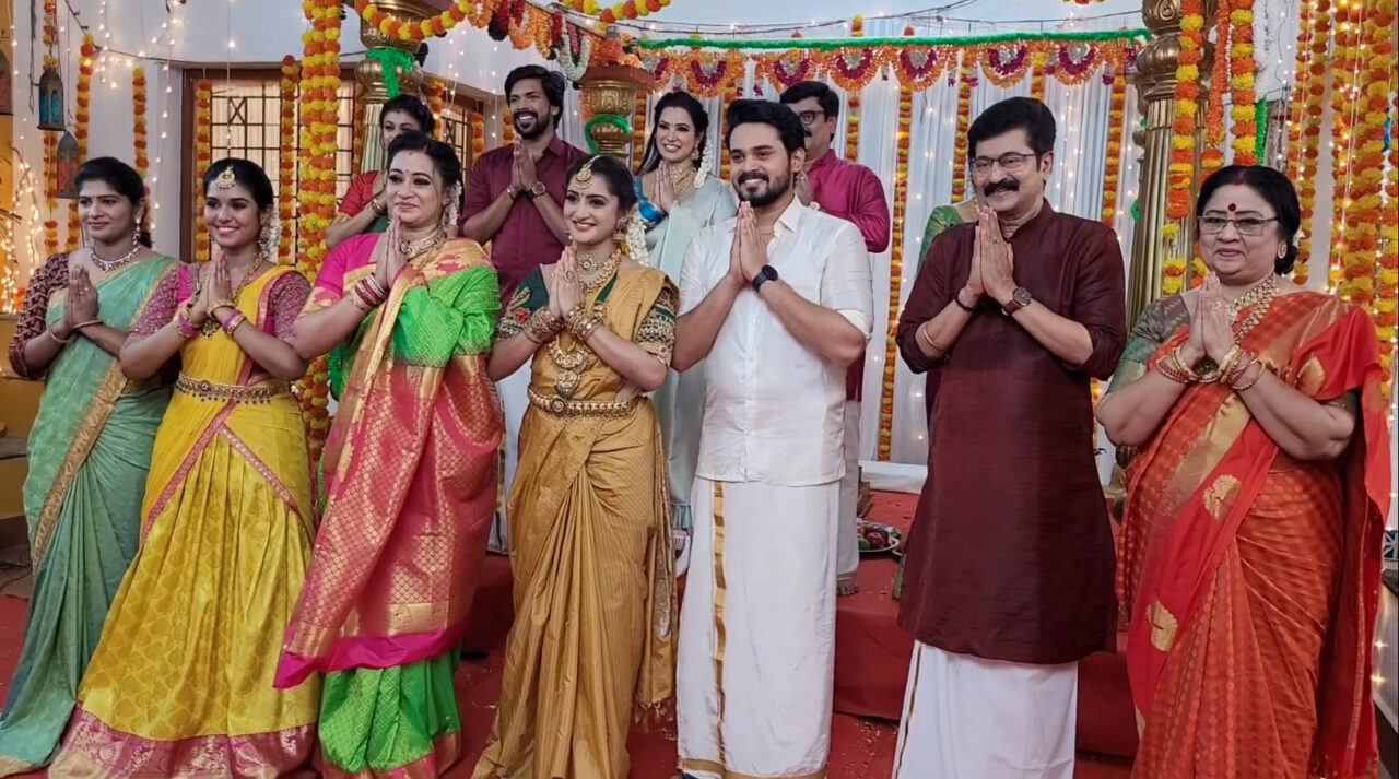 முடிவுக்கு வந்தது Sun TV-யின் மெகா சீரியல்.! நன்றி சொல்லி நடிகர்கள் வெளியிட்ட வீடியோ இதோ.! 3