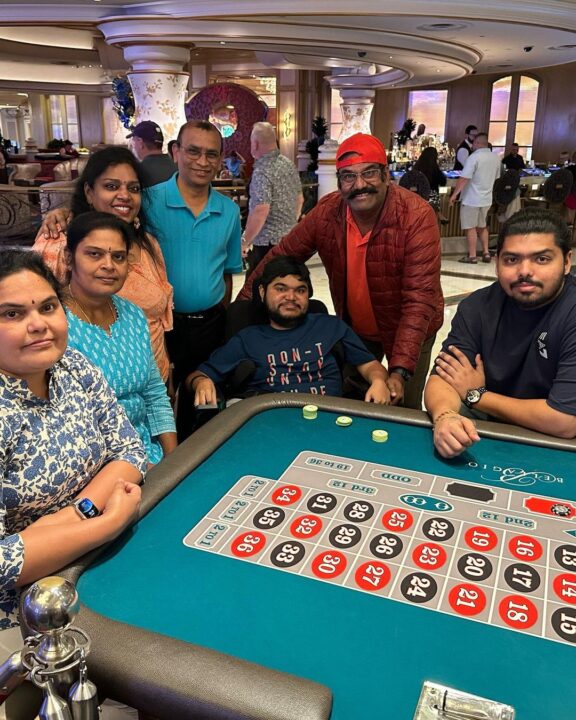நடுக்கடலில் கப்பலில் வைத்து மகனின் பிறந்தநாளை கொண்டாடிய நடிகர் நெப்போலியன்.! 7