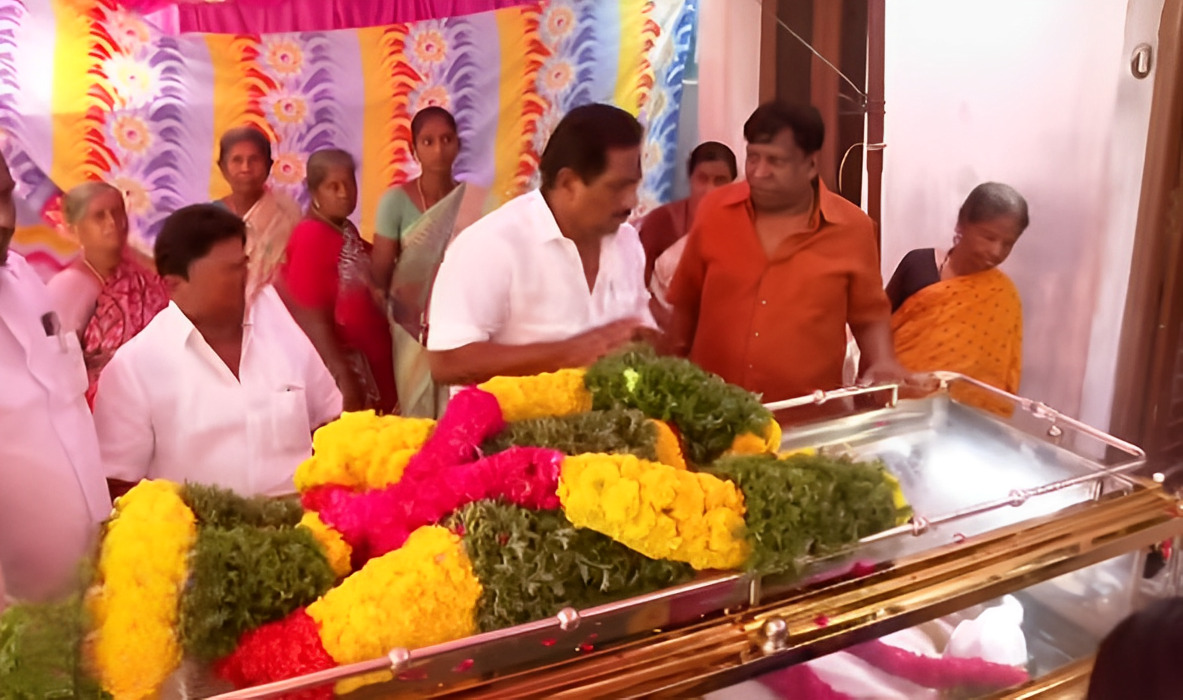 தம்பி என்ன தனியா விட்டுட்டு போய்ட்டியே.! தம்பி உடலுக்கு அருகில் நின்று கலங்கிய வடிவேலு.! 3