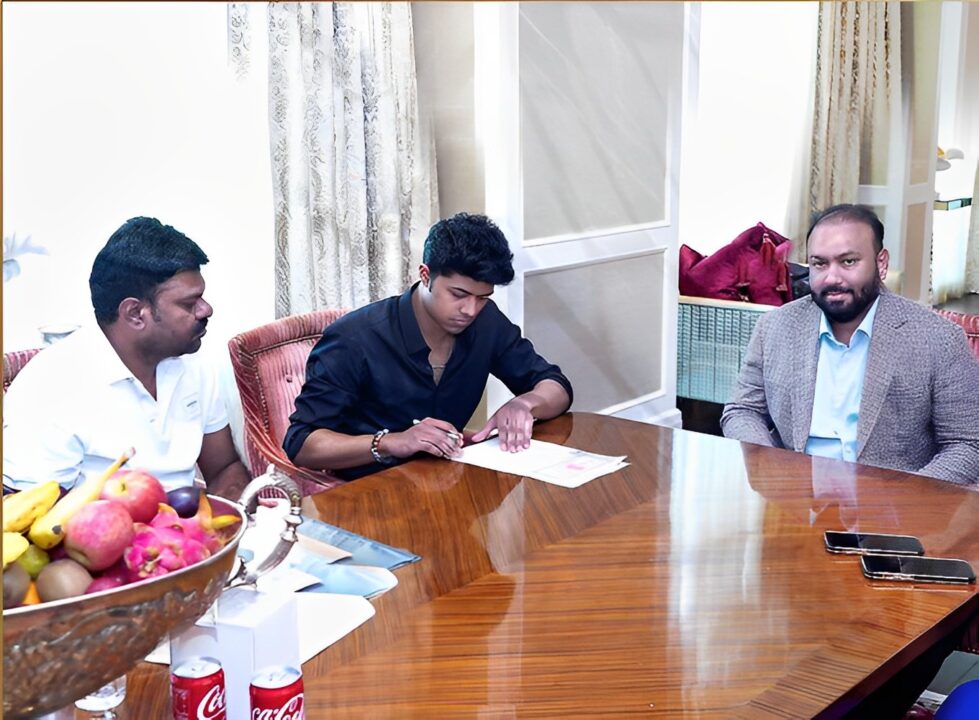 லைகா நிறுவனம் தயாரிக்கும் புது படத்தில் இயக்குனராக அறிமுகமாகும் தளபதி விஜய் மகன்.! 3