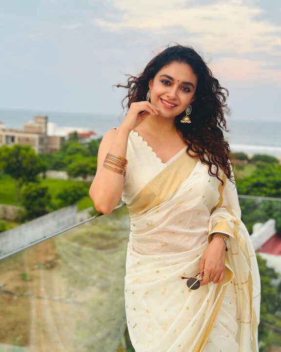வெள்ளை நிற பட்டுபுடவையில் தேவதை போல ஜொலிக்கும் கீர்த்தி சுரேஷ்.! ஓணம் கிளிக்ஸ் 13