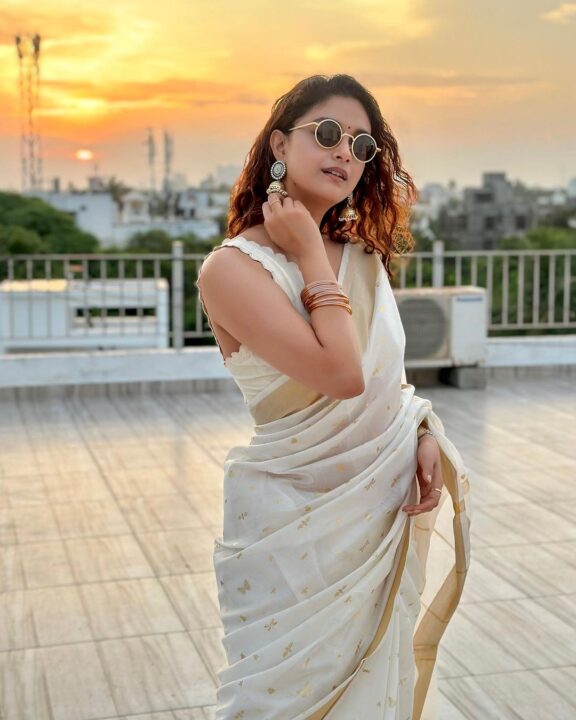 வெள்ளை நிற பட்டுபுடவையில் தேவதை போல ஜொலிக்கும் கீர்த்தி சுரேஷ்.! ஓணம் கிளிக்ஸ் 15