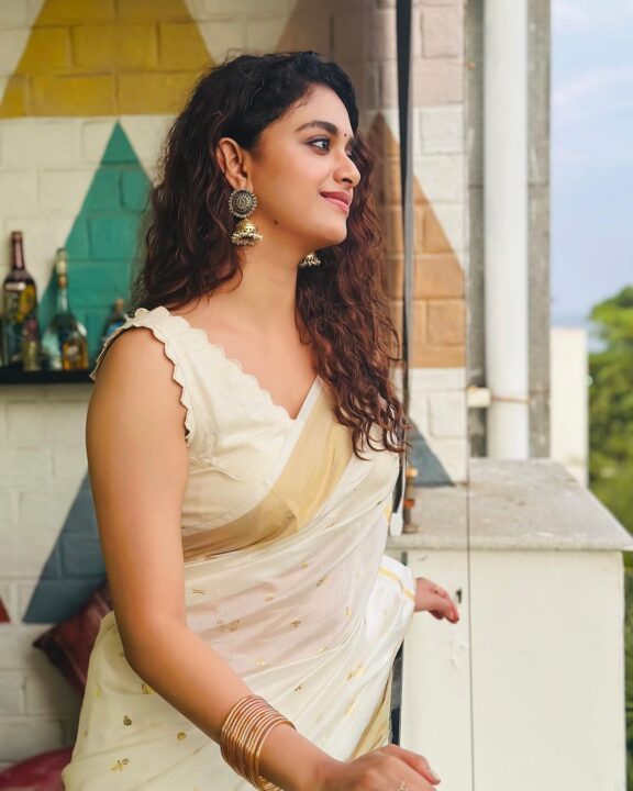 வெள்ளை நிற பட்டுபுடவையில் தேவதை போல ஜொலிக்கும் கீர்த்தி சுரேஷ்.! ஓணம் கிளிக்ஸ் 11