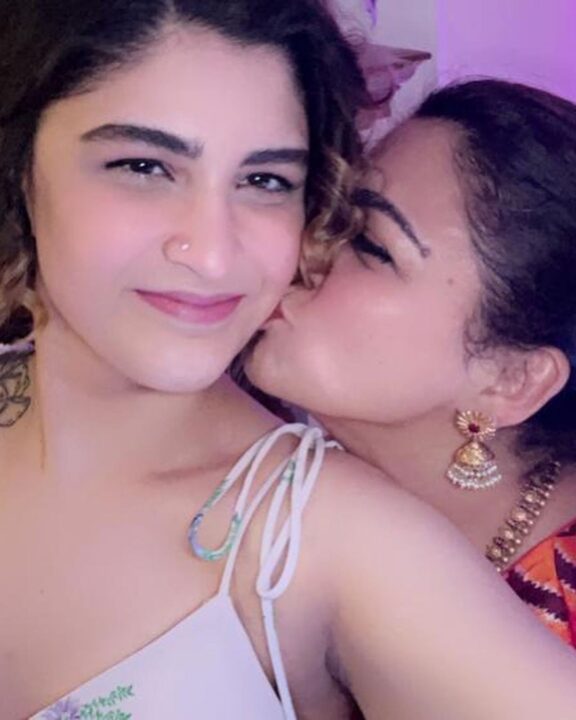 ஹாலிவுட் ஹீரோயின்கள் போல மாறிய குஷ்பூ மகள்கள்.! குஷ்பூ வெளியிட்ட அழகிய புகைப்படங்கள்.! 11