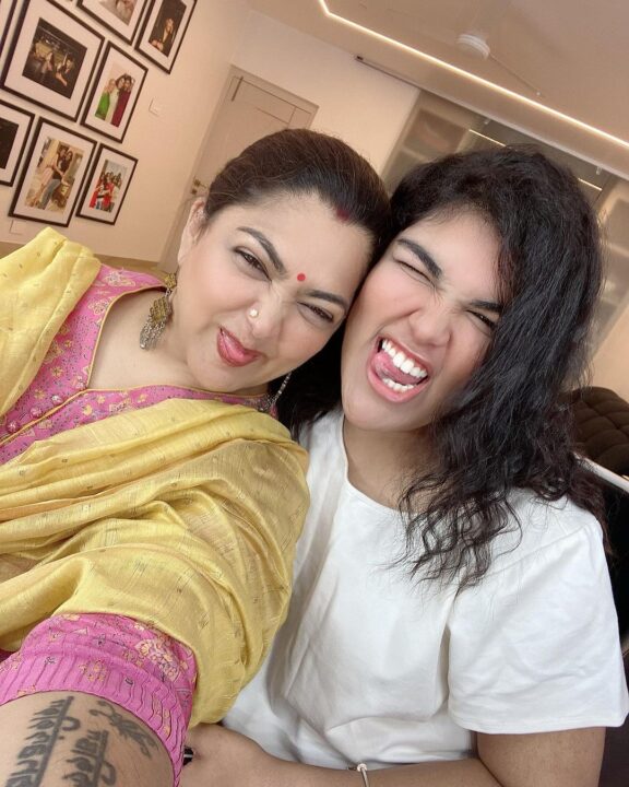 ஹாலிவுட் ஹீரோயின்கள் போல மாறிய குஷ்பூ மகள்கள்.! குஷ்பூ வெளியிட்ட அழகிய புகைப்படங்கள்.! 19