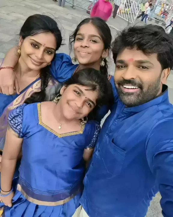 ஆடி வெள்ளியில் குடும்பத்துடன் கோவிலுக்கு சென்ற ராஜ்கமல், லதாராவ்.! அழகிய புகைப்படங்கள்.! 5