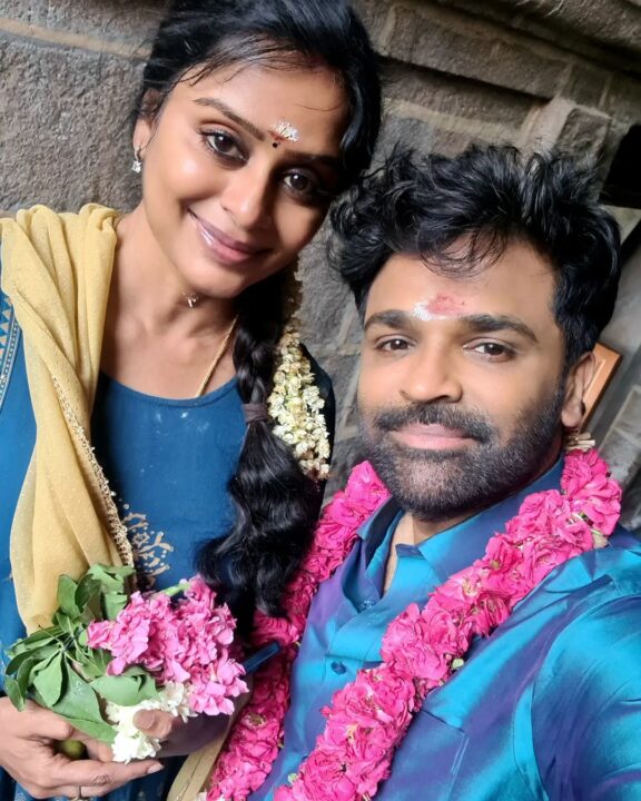 ஆடி வெள்ளியில் குடும்பத்துடன் கோவிலுக்கு சென்ற ராஜ்கமல், லதாராவ்.! அழகிய புகைப்படங்கள்.! 11