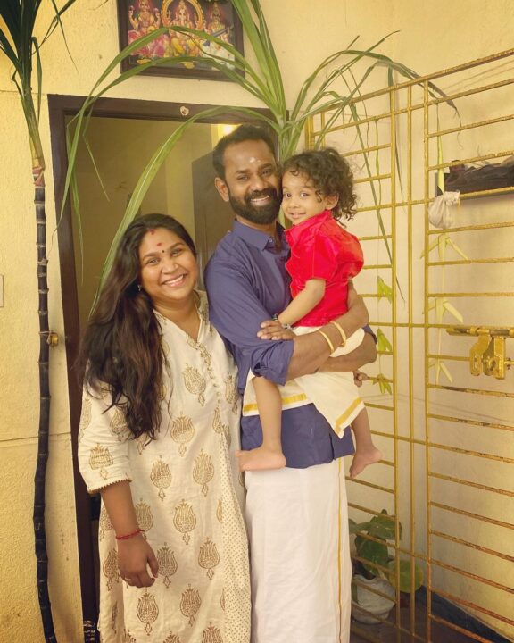 நடிகர் ரமேஷ் திலக்கின் குடும்பத்தை பார்த்து இருக்கீங்களா.? இவ்வளவு பெரிய பையன் இருக்காரா? 11