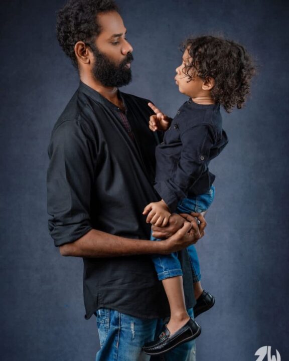 நடிகர் ரமேஷ் திலக்கின் குடும்பத்தை பார்த்து இருக்கீங்களா.? இவ்வளவு பெரிய பையன் இருக்காரா? 5