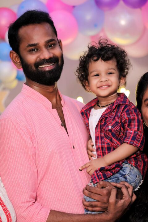 நடிகர் ரமேஷ் திலக்கின் குடும்பத்தை பார்த்து இருக்கீங்களா.? இவ்வளவு பெரிய பையன் இருக்காரா? 9