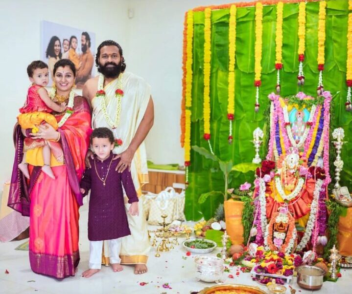 தனது மனைவி மற்றும் குழந்தைகளுடன் வீட்டில் பூஜை நடத்திய காந்தாரா ஹீரோ ரிஷப் ஷெட்டி.! 13