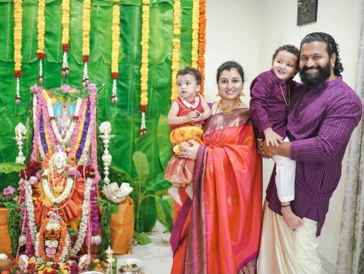 தனது மனைவி மற்றும் குழந்தைகளுடன் வீட்டில் பூஜை நடத்திய காந்தாரா ஹீரோ ரிஷப் ஷெட்டி.! 3