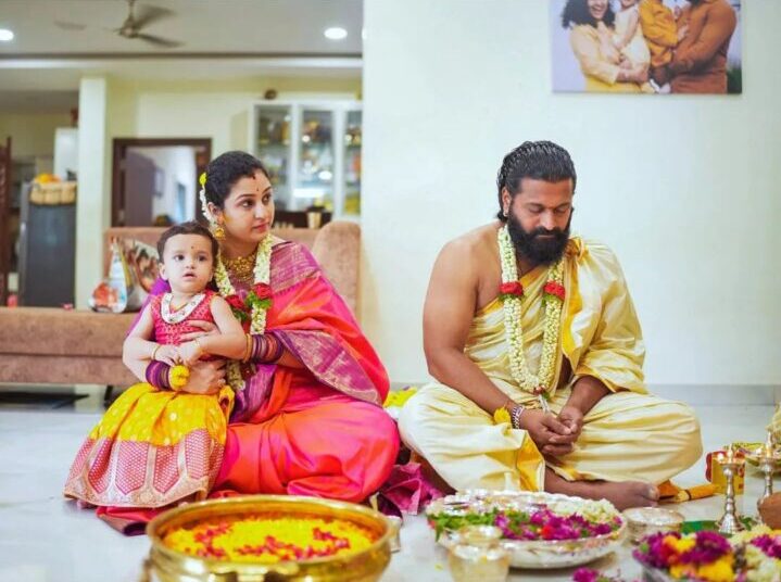 தனது மனைவி மற்றும் குழந்தைகளுடன் வீட்டில் பூஜை நடத்திய காந்தாரா ஹீரோ ரிஷப் ஷெட்டி.! 5