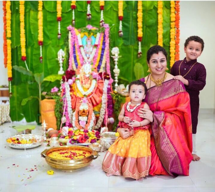 தனது மனைவி மற்றும் குழந்தைகளுடன் வீட்டில் பூஜை நடத்திய காந்தாரா ஹீரோ ரிஷப் ஷெட்டி.! 11