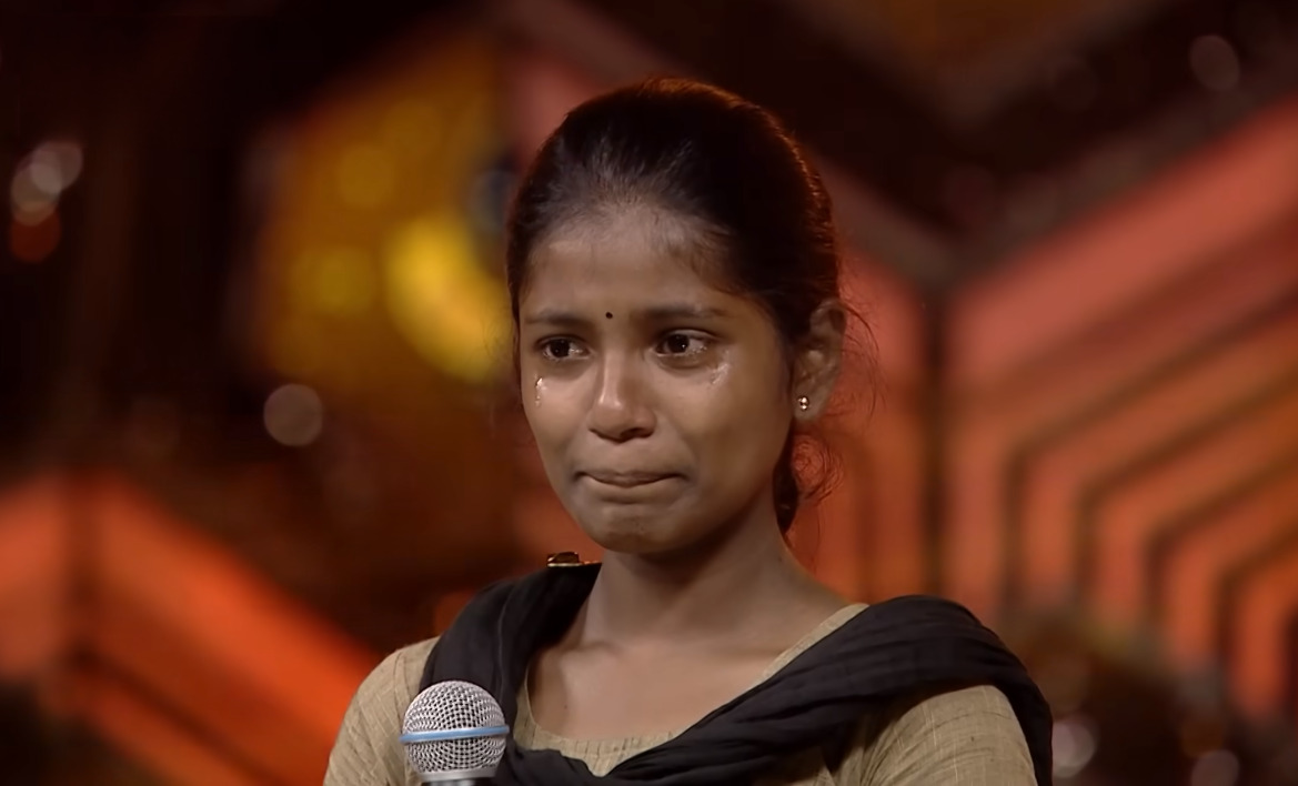 பாட்டு வரிகளை மறந்து பாட முடியாமல் மேடையில் கதறி அழும் இலங்கை சிறுமி.! தேற்றிய சினேகன்.! 3