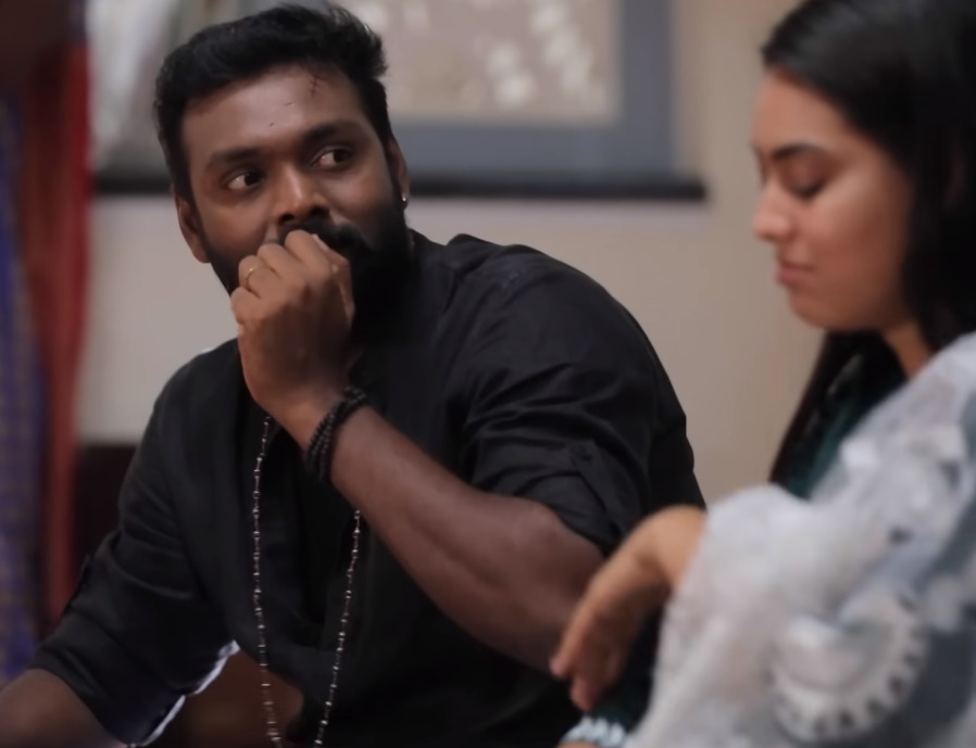 அபிக்கு ஊட்டி விடும் வெற்றி.! பதிலுக்கு அபி செய்த காரியம்.! வெற்றி ரொமான்ஸ்-ல பின்றாரே.! 3