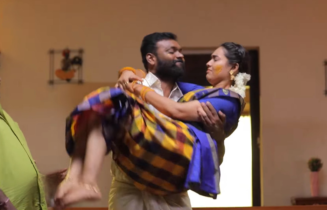 அபியுடன் ரொமான்ஸ் செய்யும் வெற்றி.! அபியை அலேக்காக தூக்கிக்கொண்டு போன வெற்றி.! 3