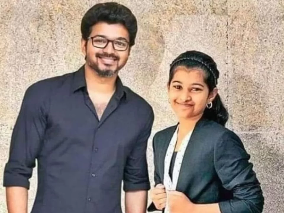 அப்பாவுக்கே டஃப் கொடுத்த மகள்.! மகள் நடனம் ஆடுவதை ரசித்து பார்த்த தளபதி விஜய்.! 3