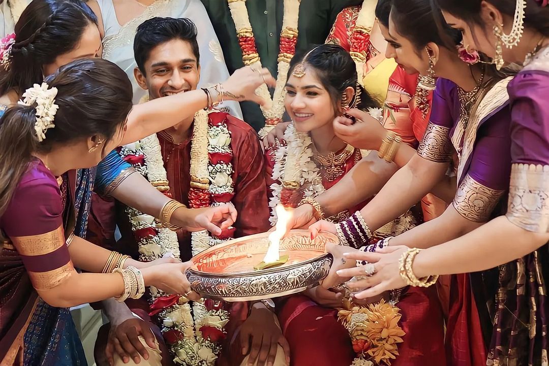 விஜயகுமார் பேத்திக்கு திருமணம்.! சூப்பர் ஸ்டார், தனுஷை நேரில் சந்தித்து அழைப்பிதழ் வழங்கிய குடும்பம்.! 3