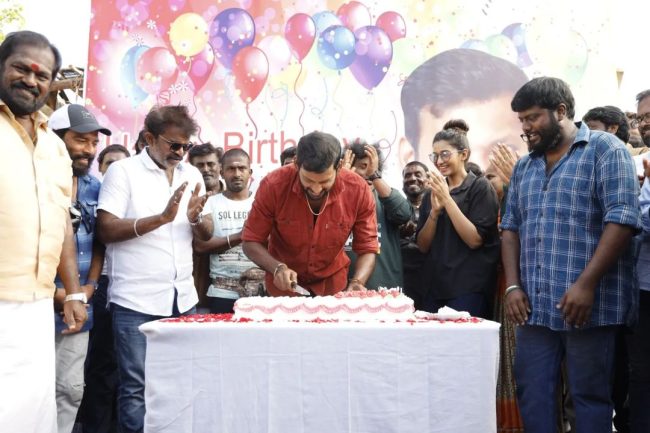 விஷாலின் 47-வது பிறந்தநாள்.! படப்பிடிப்பு தளத்தில் கேக் வெட்டி கொண்டாடிய நண்பர்கள்.! இதோ வீடியோ 3